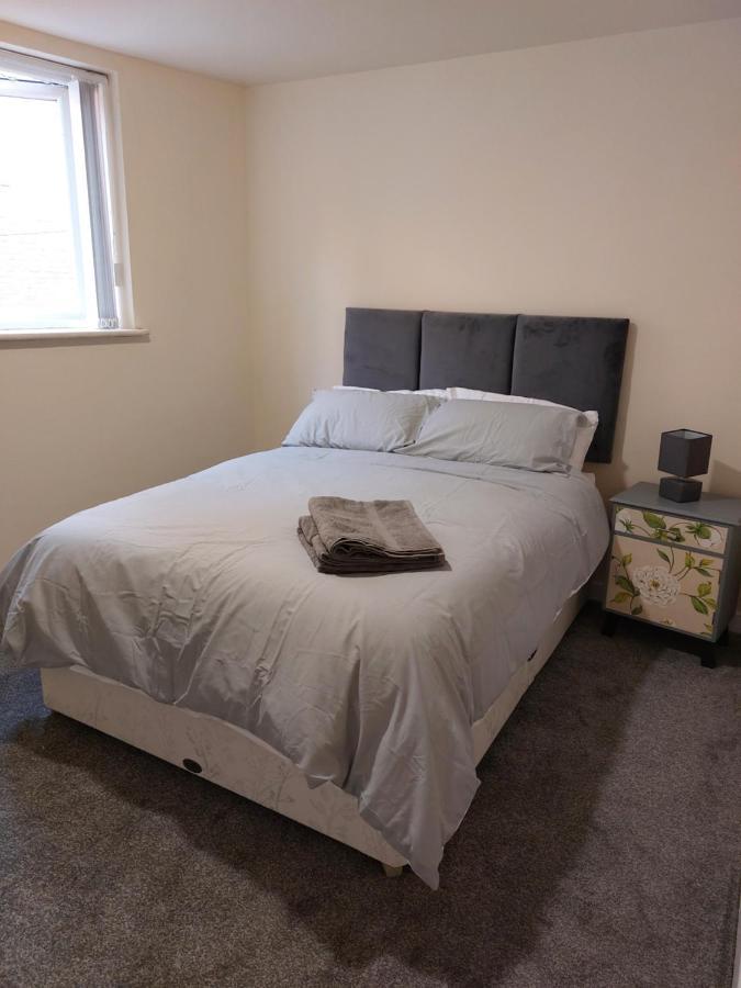 2 Large Bedroom Apartment- Wifi & Parking Fleetwood Exterior photo