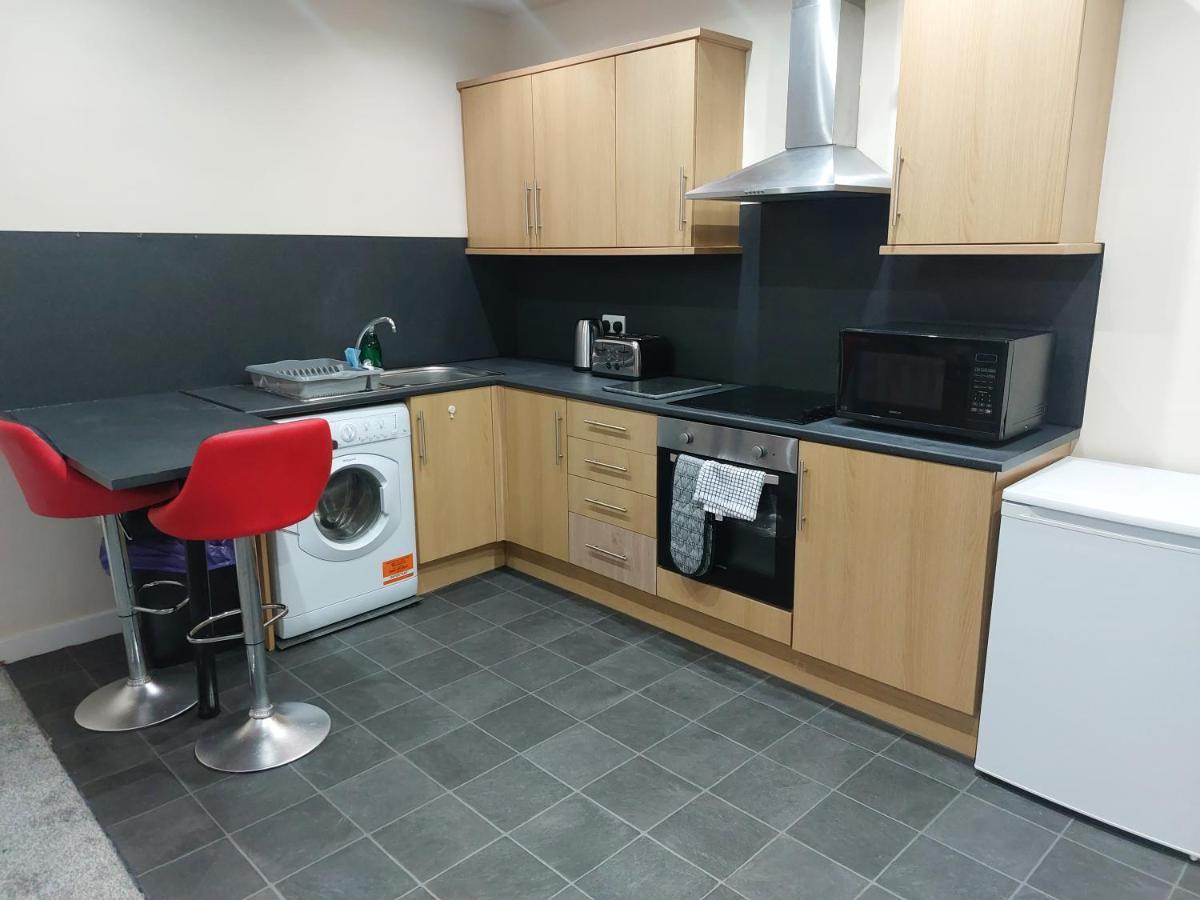 2 Large Bedroom Apartment- Wifi & Parking Fleetwood Exterior photo