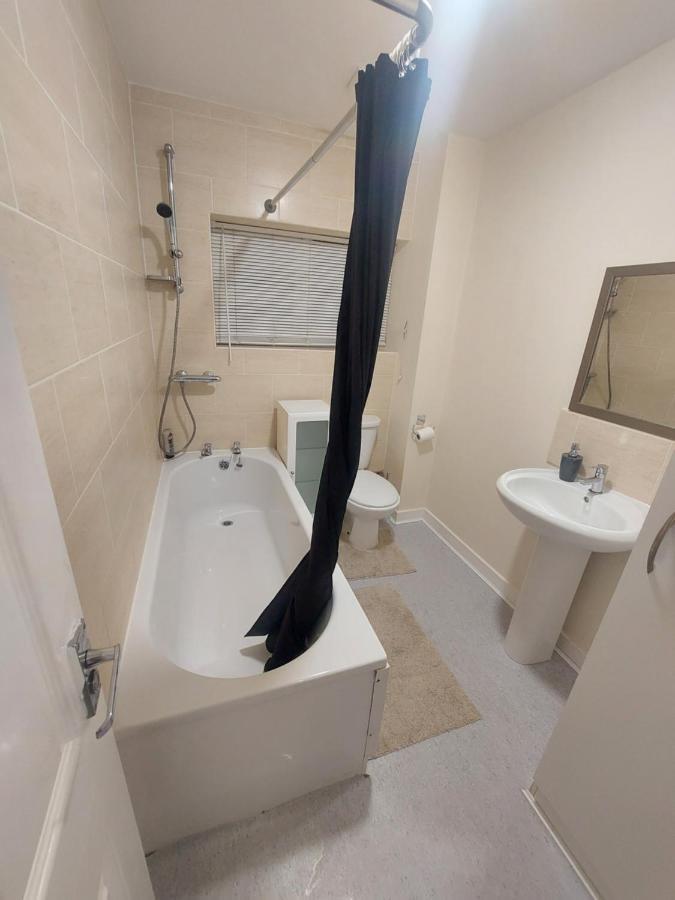 2 Large Bedroom Apartment- Wifi & Parking Fleetwood Exterior photo