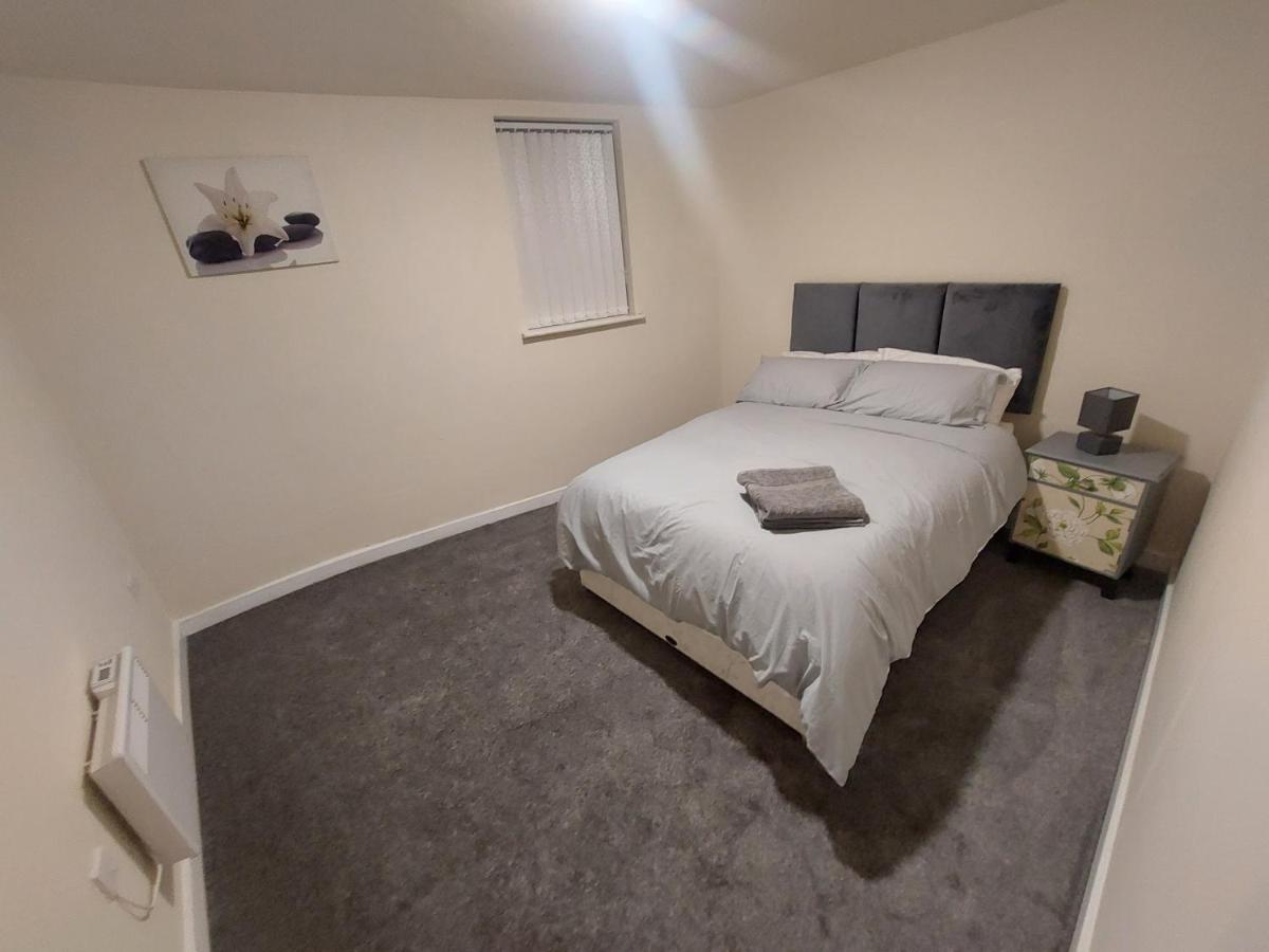 2 Large Bedroom Apartment- Wifi & Parking Fleetwood Exterior photo