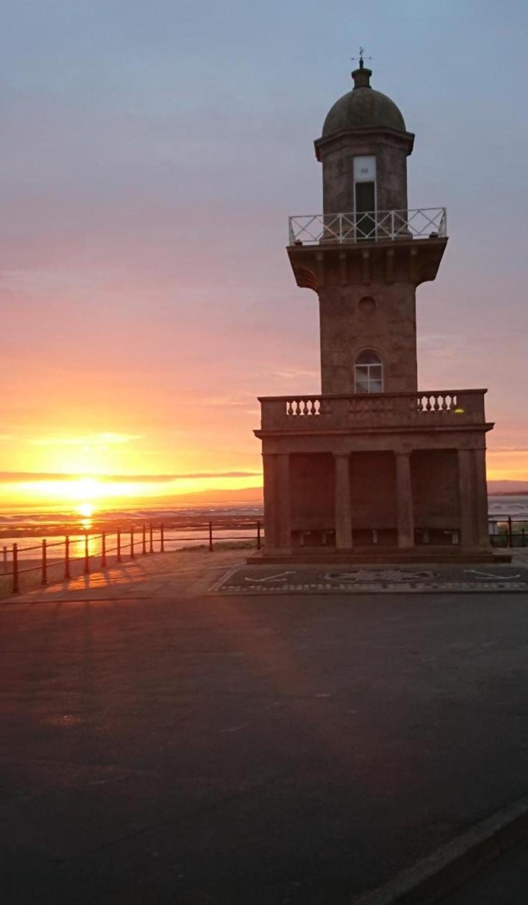 2 Large Bedroom Apartment- Wifi & Parking Fleetwood Exterior photo