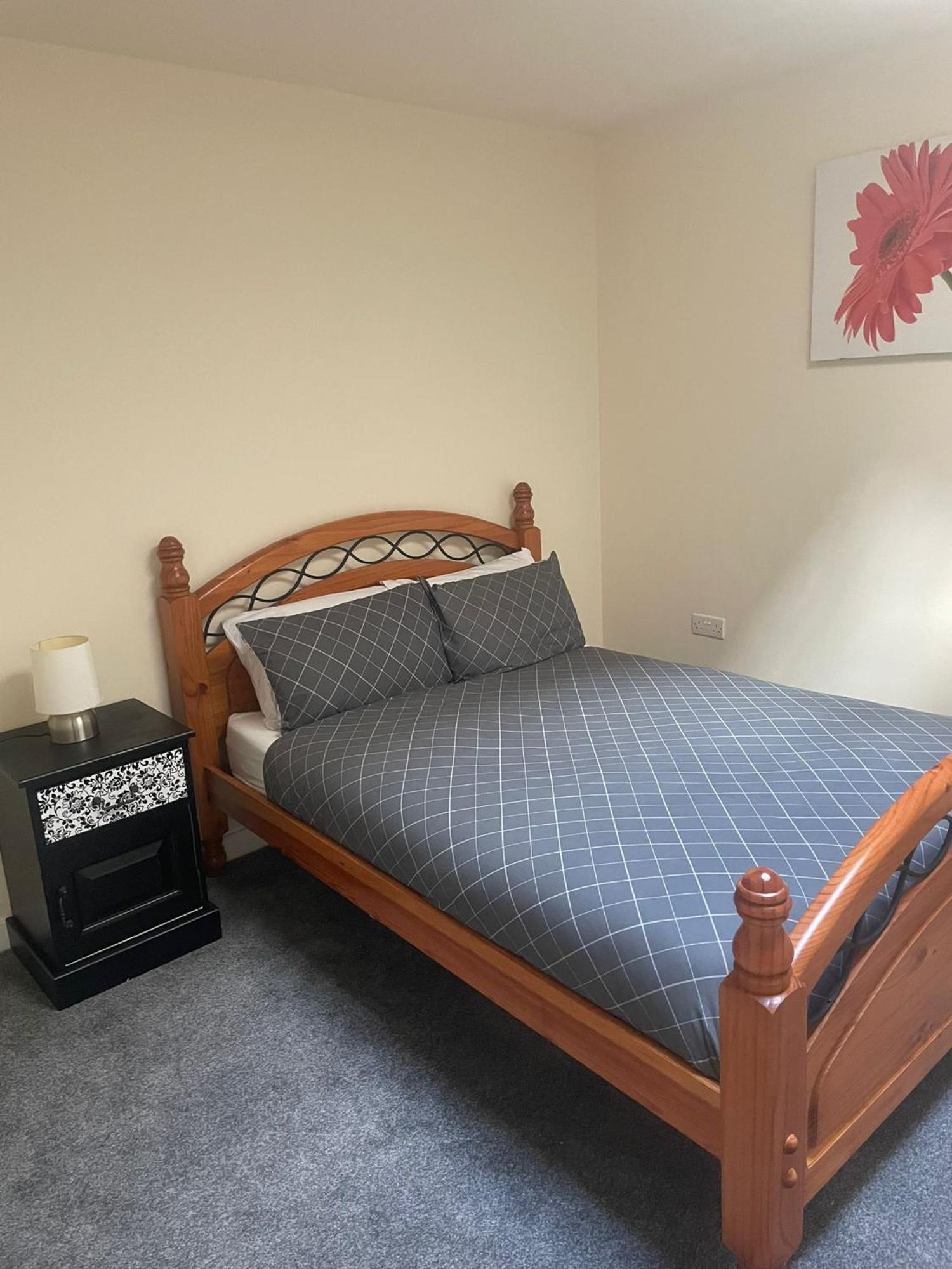 2 Large Bedroom Apartment- Wifi & Parking Fleetwood Exterior photo