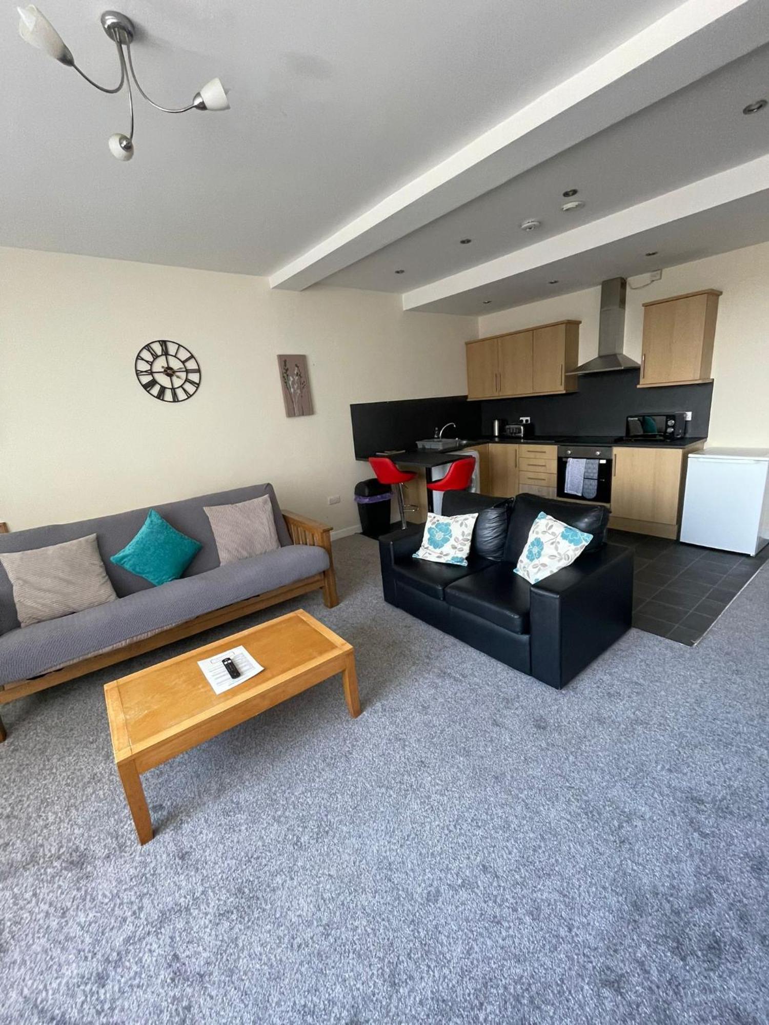 2 Large Bedroom Apartment- Wifi & Parking Fleetwood Exterior photo